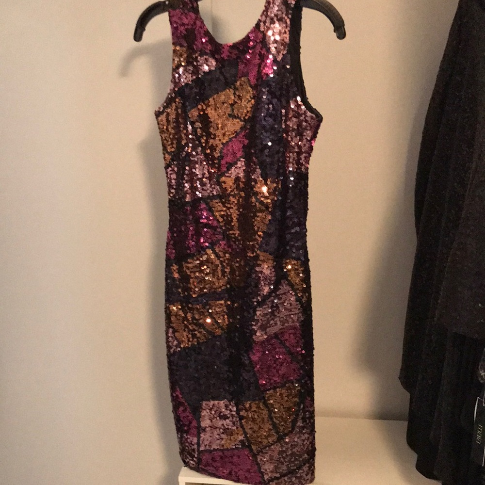 EUC BEAUTIFUL FITTED SEQUINED DRESS. GEOMETRIC PATTERN.NICE V BACK NECKLINE SZ 6
